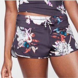 NWT Athleta Piha Kata Surge Mid-Rise Print Short in New Botanical, L